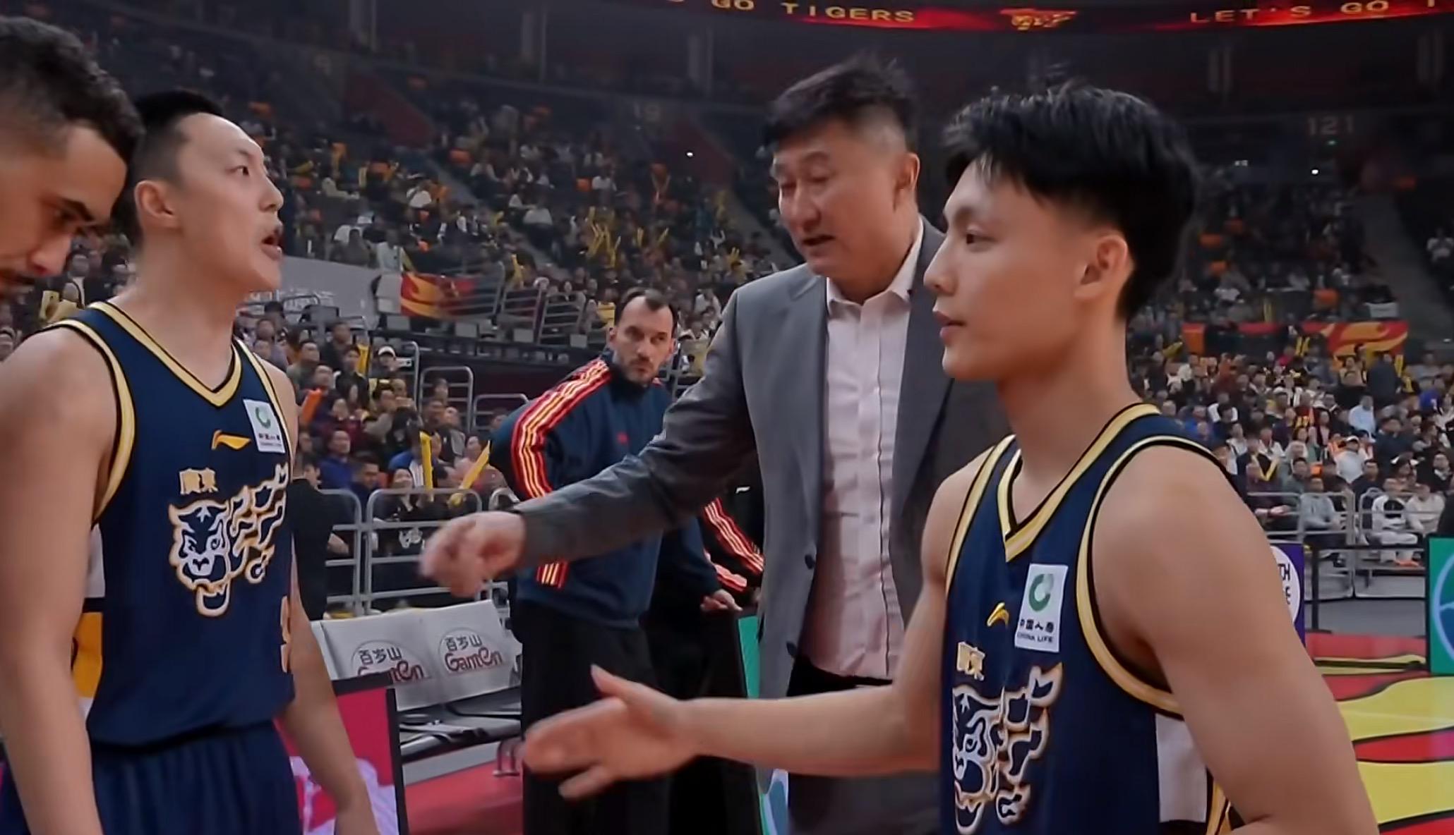 开云官网-广东3消息!郭士强三请徐杰回男篮,崔永熙摊牌,麦考尔回归训练